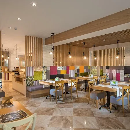 Luxury Marina Sands Beach Hotel